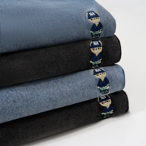Chi tiết denim xanh và đen thêu mascot Nafox.