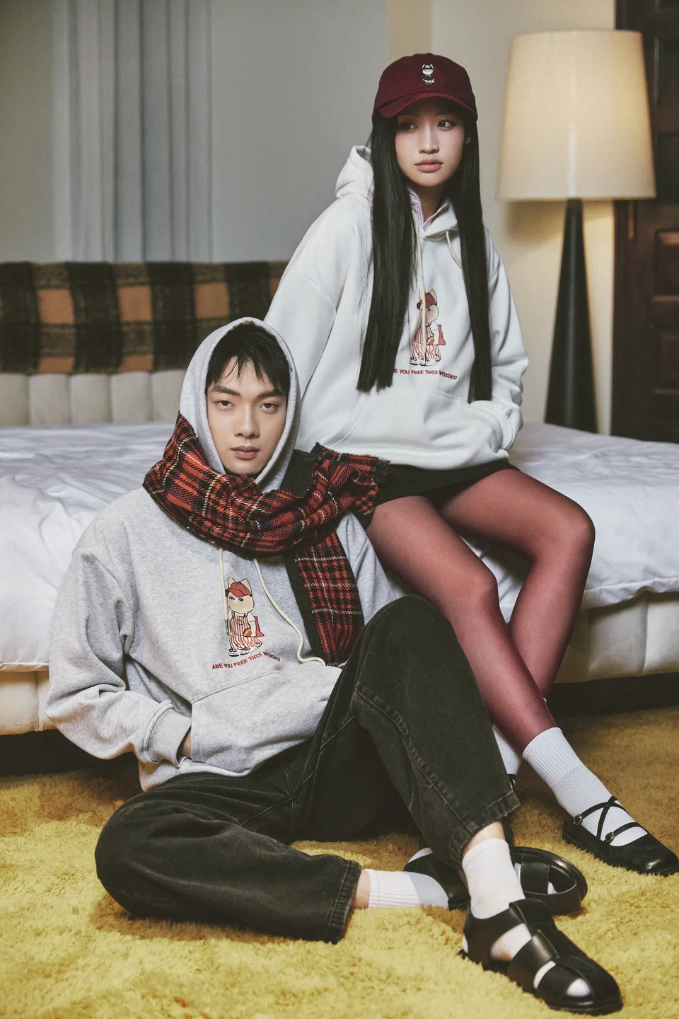 Hai người bạn mặc hoodie Free Weekend trắng và xám trong buổi chụp lookbook NOAM.