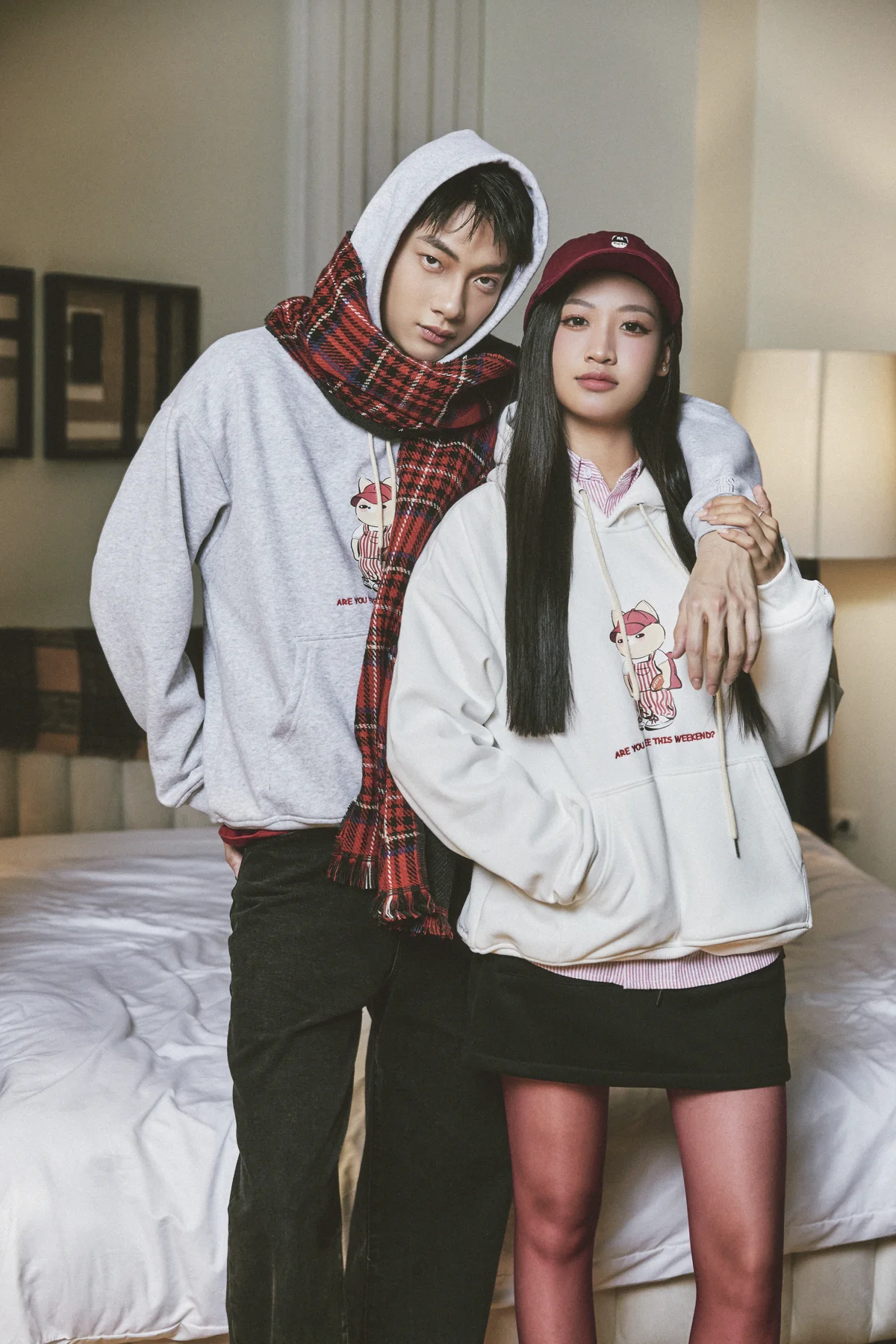 Hai người bạn phối hoodie NOAM Free Weekend trắng và xám trong không gian ấm áp.
